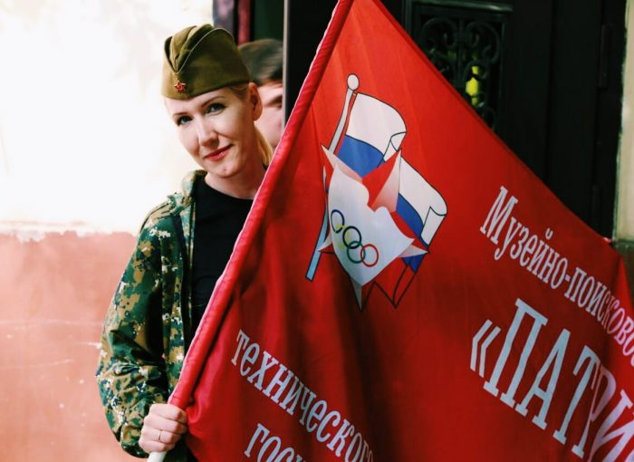 Оксана Горобец с флагом поискового отряда "Патриот"